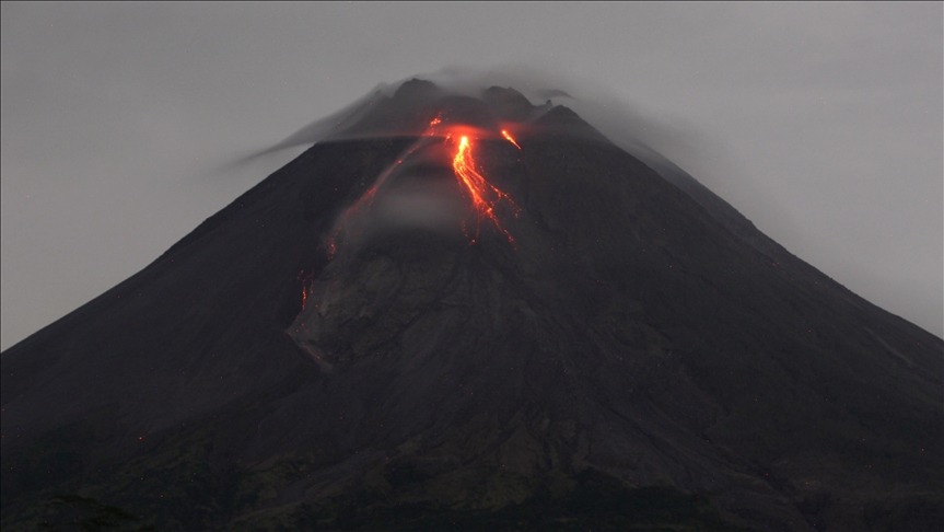 12 tahun kemudian, sebuah gunung berapi meletus di Indonesia