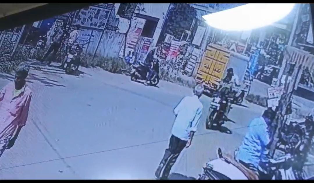 சாலையை கடந்து சென்ற நபரை தாக்கிய காவலர்…