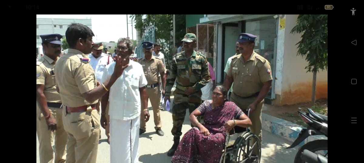 ராணுவ வீரர் தனது சீருடையில் மாவட்ட ஆட்சியரிடம் மனு