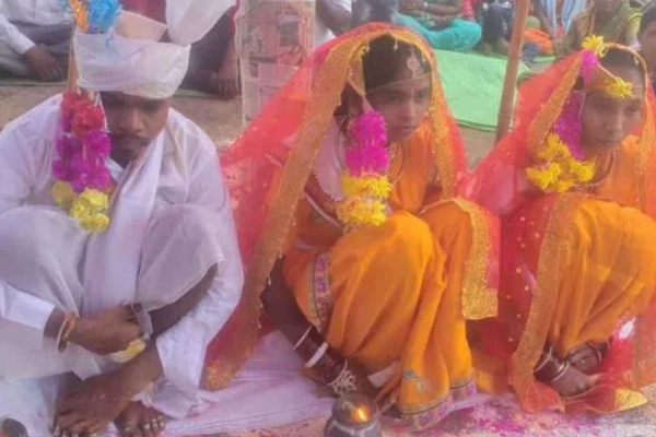 ஒரே நேரத்தில் 2 பெண்களை திருமணம் செய்து கொண்ட நபர் : வைரலாகும் வீடியோ