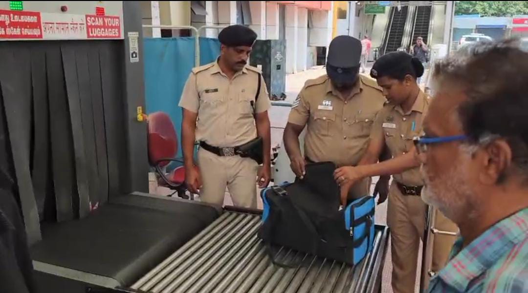 கோவை ரயில் நிலையத்தில் பயணிகளை தீவிர சோதனைக்குப் பின்னர் அனுமதி !!!