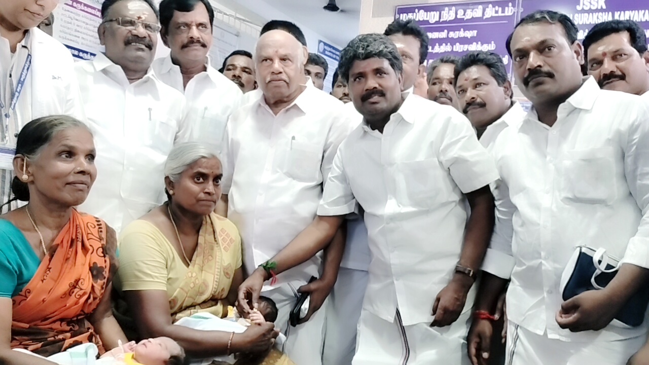 இன்று பிறந்த 5 குழந்தைகளுக்கு தங்க மோதிரம்..,