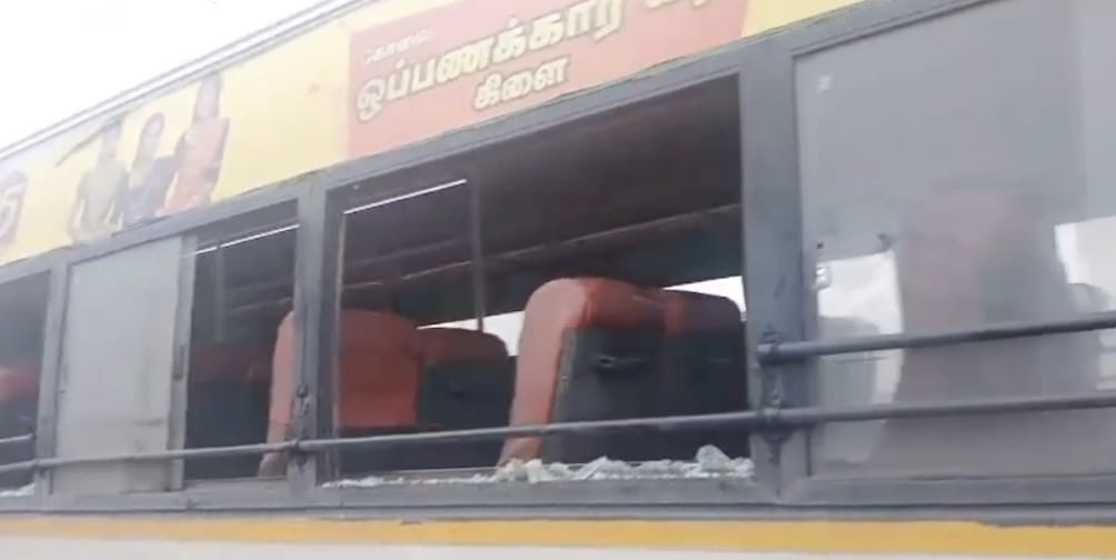 பழுதாகி நின்ற அரசு பேருந்து., தவித்த பயணிகள்!!