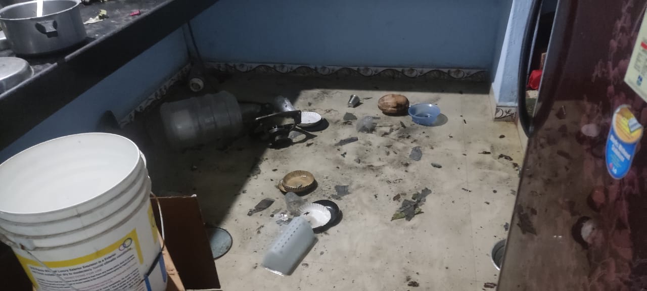 கடை உரிமையாளர் வீட்டில் நாட்டு வெடி வீச்சு!!