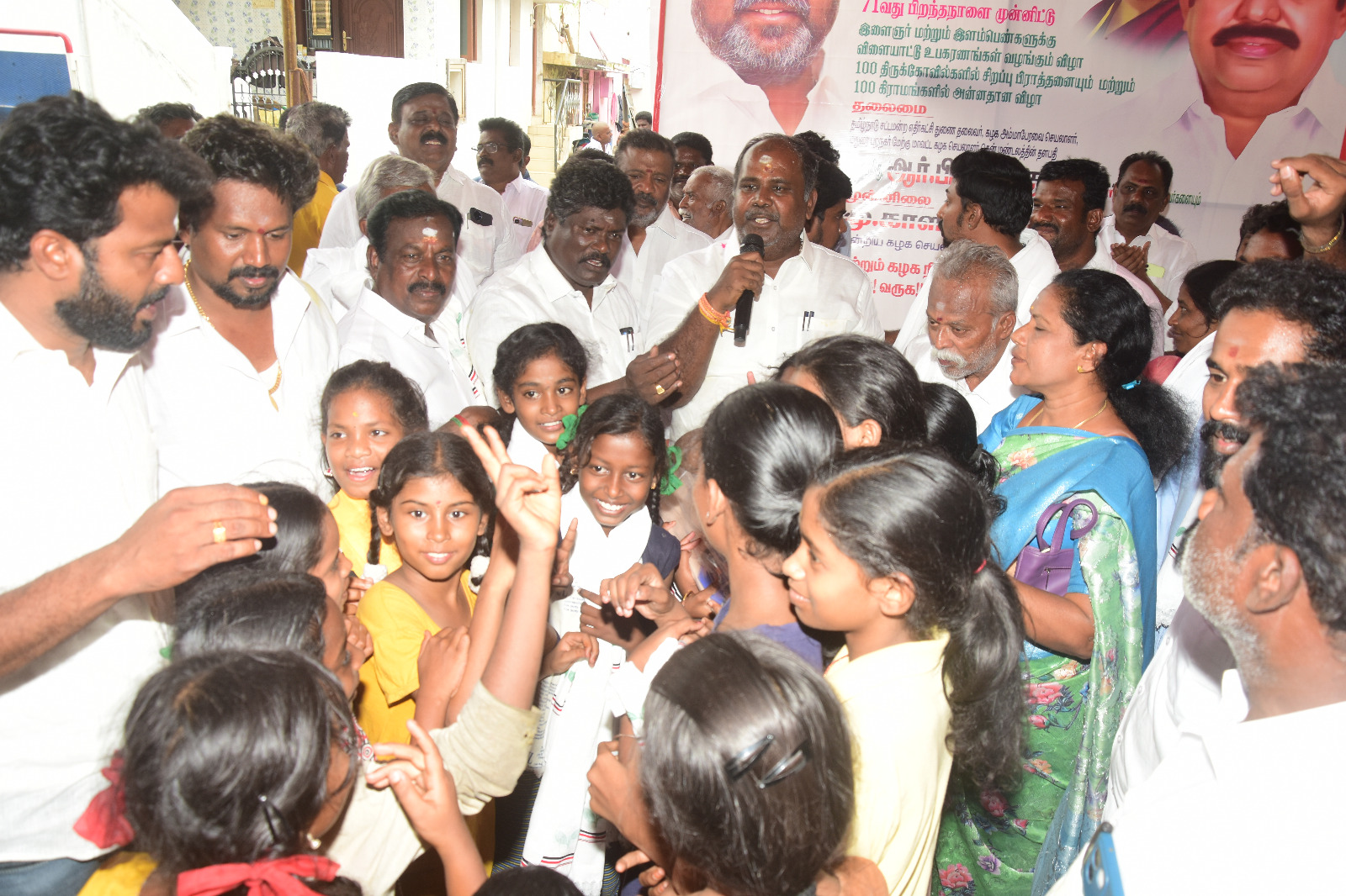 விளையாட்டு உபகரணங்கள்  வழங்கிய ஆர்பி உதயகுமார்.,