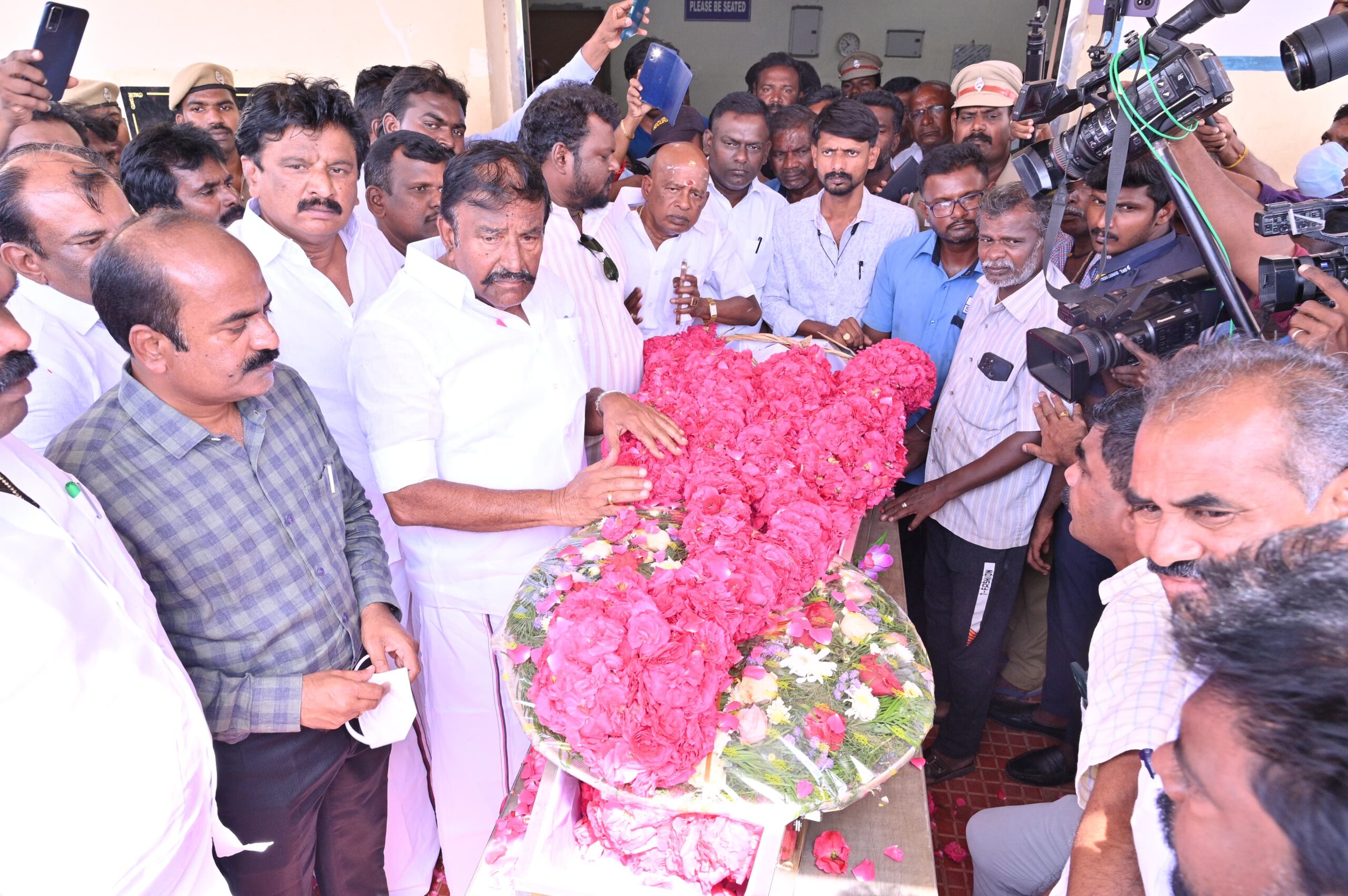 கவின் உடலுக்கு அஞ்சலி செலுத்தி கே என் நேரு..,