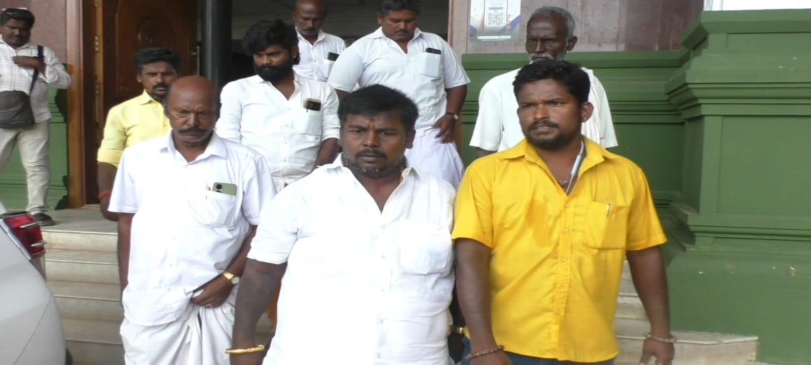 அறங்காவலர் ஏற்றுக் கொள்ள மறுப்பதாக கூறி மனு..,