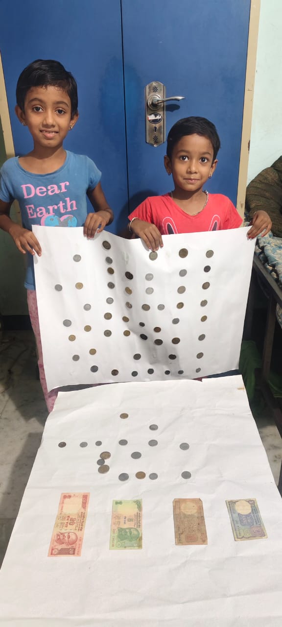 பழைய நாணயங்களை சேகரித்து வரும் சிறுமிகள்…