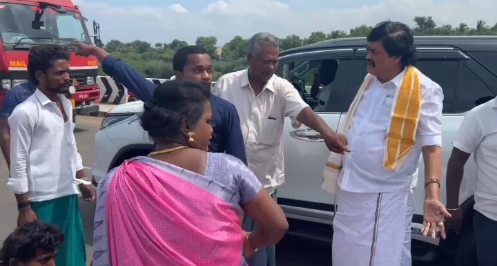 சாலை விபத்தில் மருத்துவமனைக்கு அனுப்பி வைத்த கே. டி. ஆர்..,