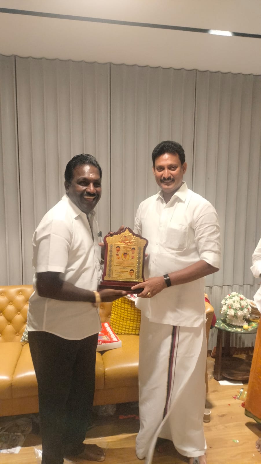 அன்பில் மகேஷ் பொய்யாமொழிக்கு நினைவு பரிசு வழங்கிய பிரபா ஜி ராமகிருஷ்ணன்..,
