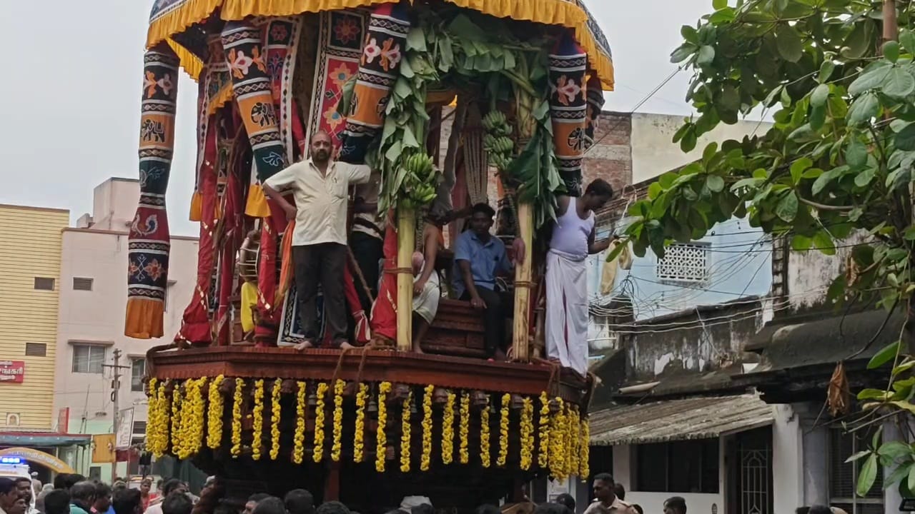 திருப்பரங்குன்றம் வைரத்தேரை வடம் பிடித்து இழுத்த பக்தர்கள்..,