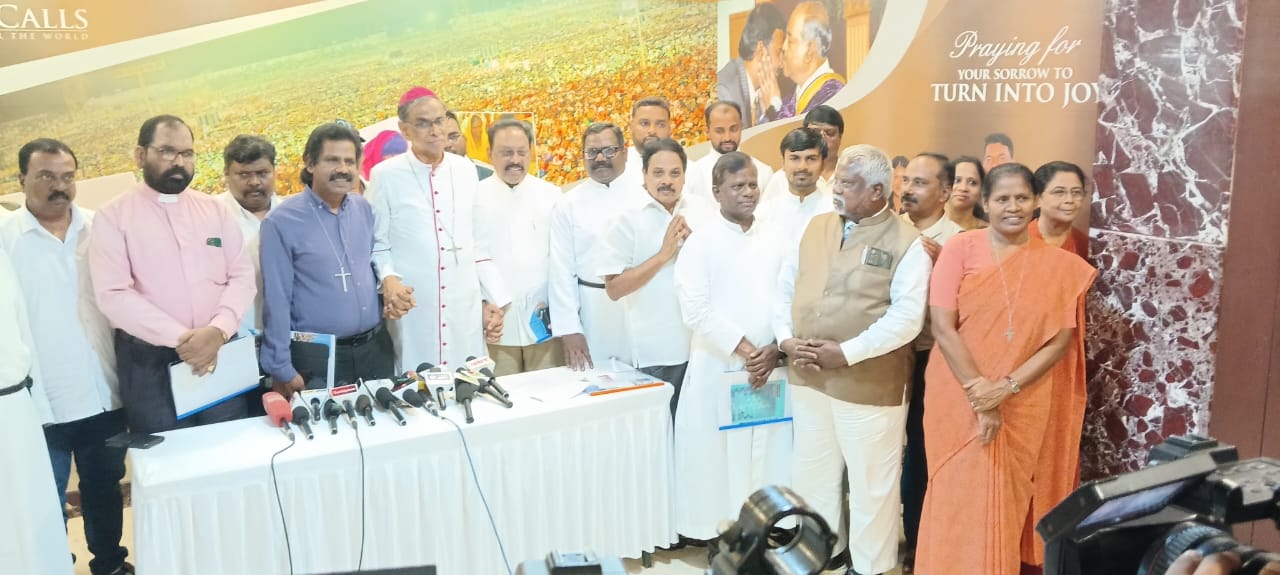 கிறிஸ்தவர்கள் ஒன்றிணைந்து பிரமாண்டமான கூட்டம்..,