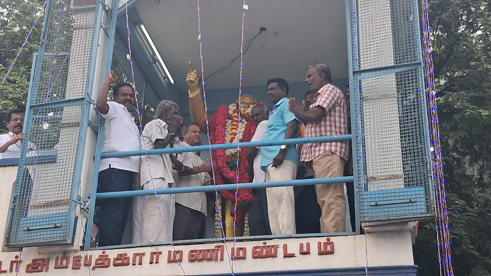 அம்பேத்கர் சிலைக்கு மாலை அணிவித்து மரியாதை..,