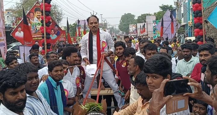 குதிரை வண்டியை ஓட்டி சென்ற சட்டமன்ற உறுப்பினர்..,