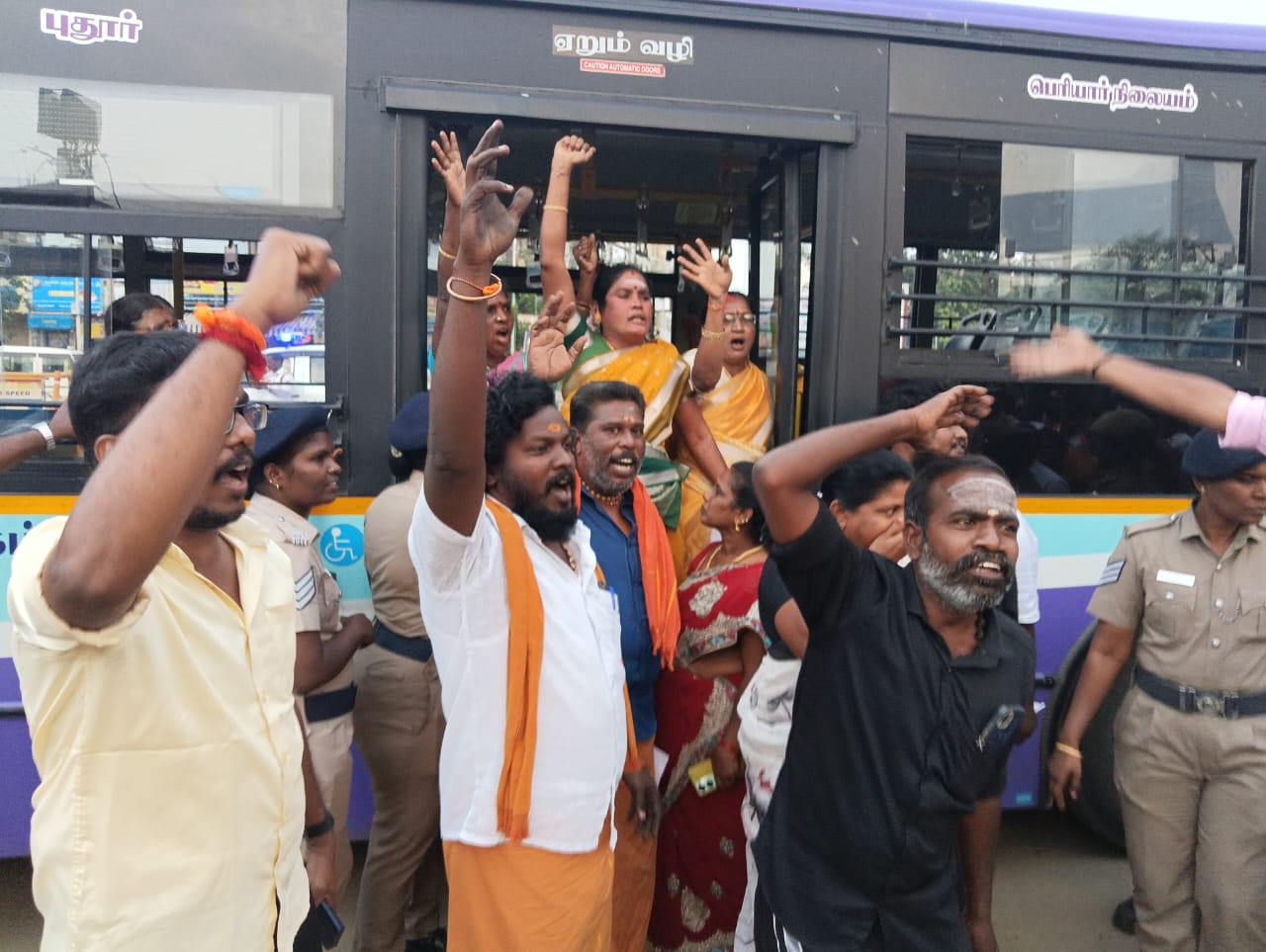 தீபம் ஏற்ற அனுமதி மறுத்ததைக் கண்டித்து இந்து முன்னணியினர் கைது..,