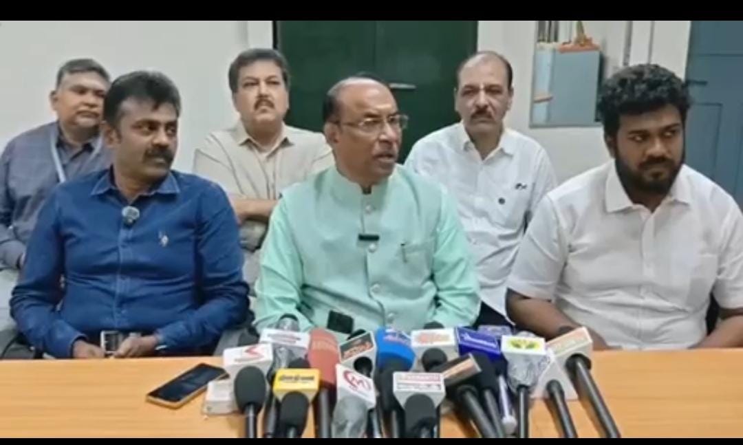 அனைத்து துறைகளுக்கும் செல்வதற்கு மாணவர்கள் முயற்சிக்க வேண்டும்..,