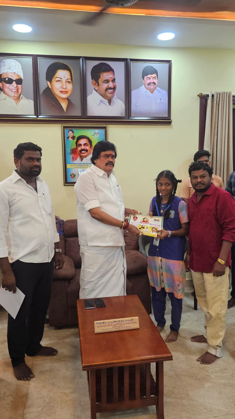 பேச்சுப்போட்டியில் வெற்றிபரிசுகள் வழங்கிய கே. டி. ஆர்..,