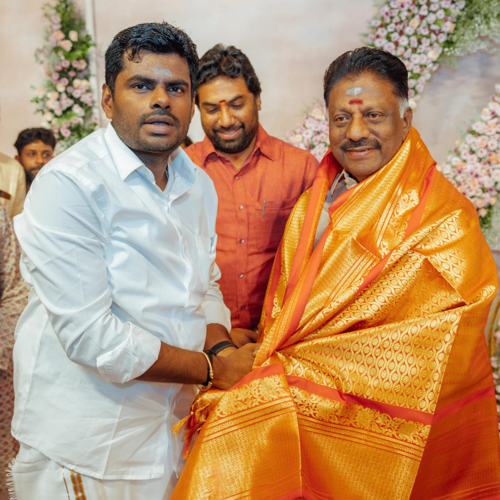 கோவையில் ஓ.பன்னீர்செல்வம் – அண்ணாமலை திடீர் சந்திப்பு !!!