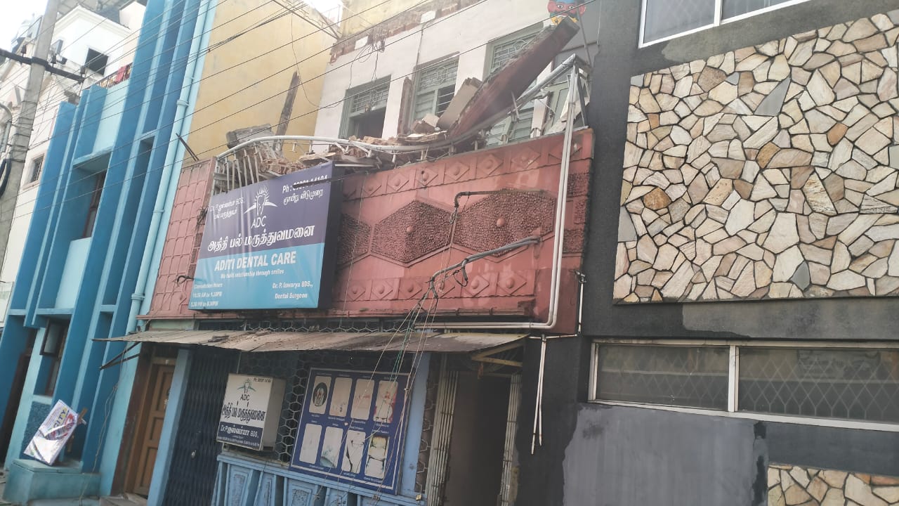 பழமையான வீட்டின் முன்பக்கம் இடிந்து விழுந்ததால் பரபரப்பு..,