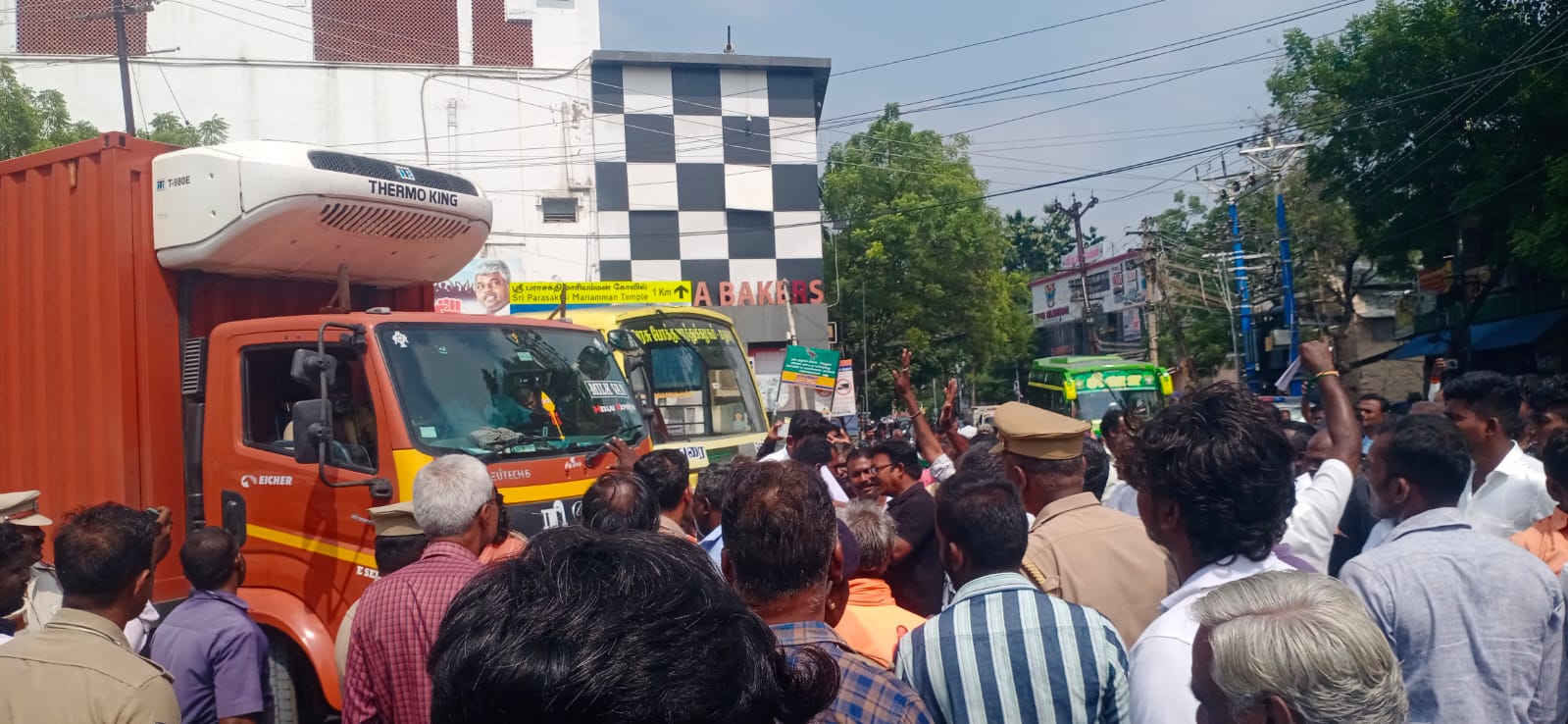 காமராஜரை இழிவாக பேசிய முக்தாரை கண்டித்து மறியல்..,