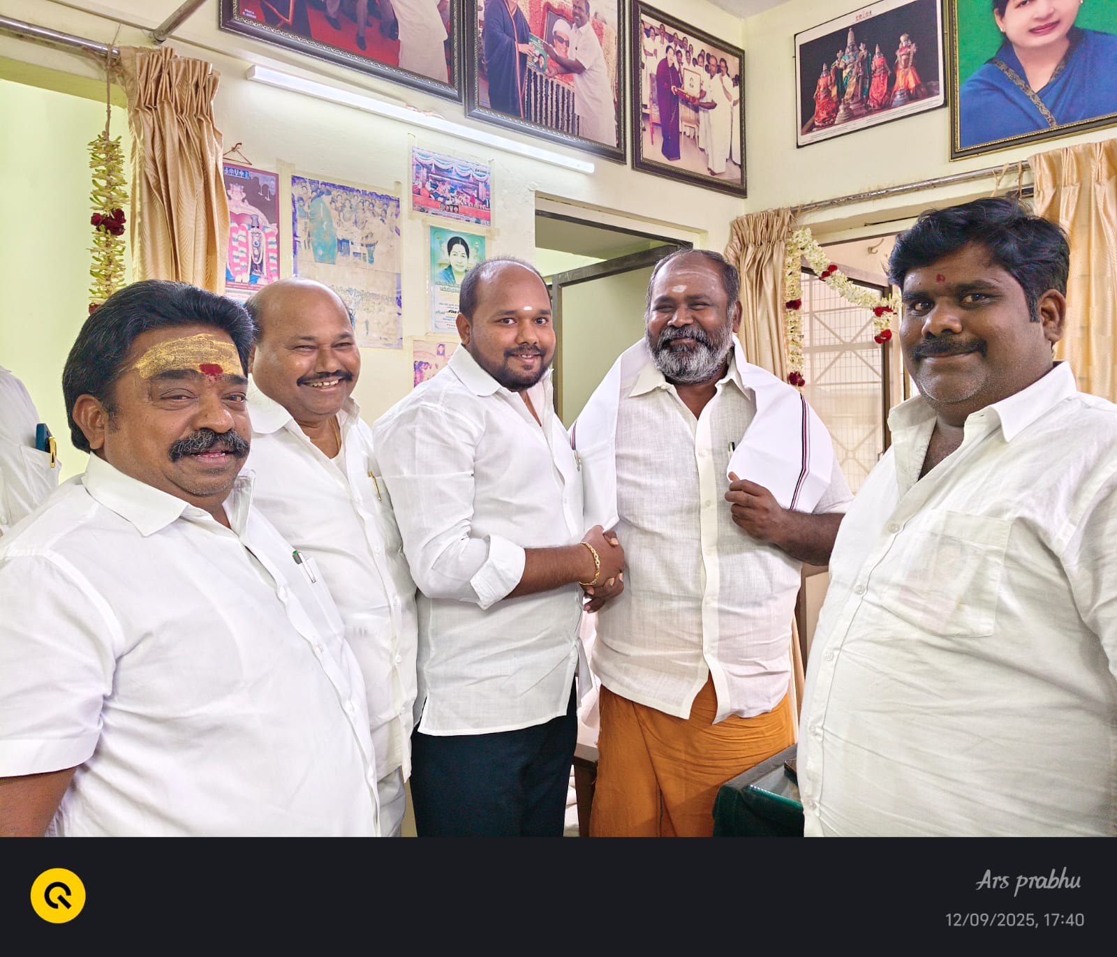 ஆர்.பி. உதயகுமார் நேரில் சந்தித்து ஆசி பெற்ற விக்னேஷ்..,