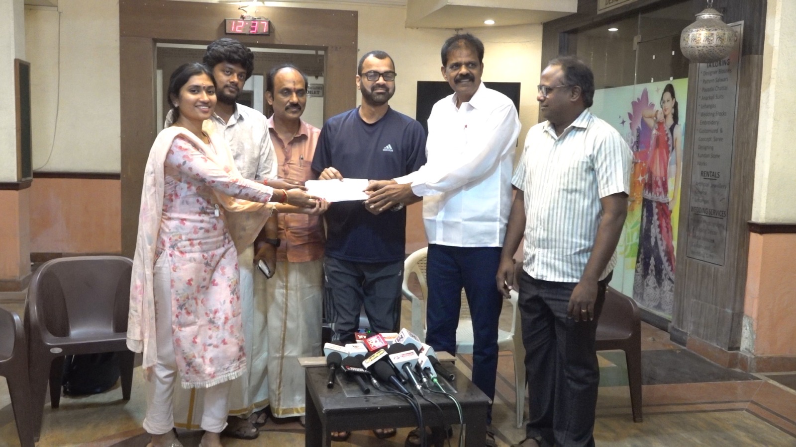 தாடி பாலாஜிக்கு ஒரு லட்சம் உதவியினை வழங்கிய பி.டி செல்வகுமார்..,