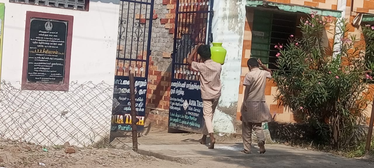தண்ணீர் சுமக்கும் பணியில் பள்ளி மாணவர்கள்..,