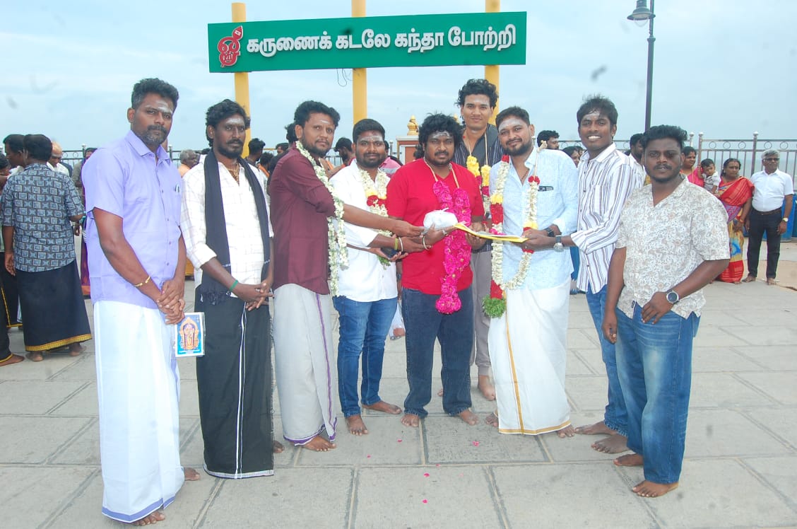 திருச்செந்தூரில் ப்ரண்ட்ஸ் மேஜிக் பிலிம்ஸ் படக்குழுவினர் சாமி தரிசனம்!