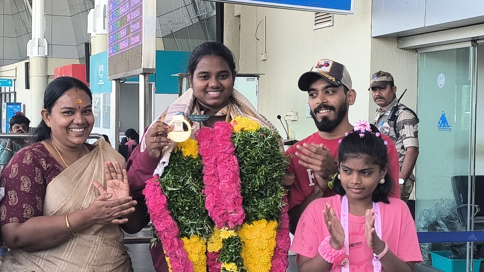 பாரா விளையாட்டு போட்டியில் தங்கம் வென்ற மாணவிக்கு வரவேற்பு..,