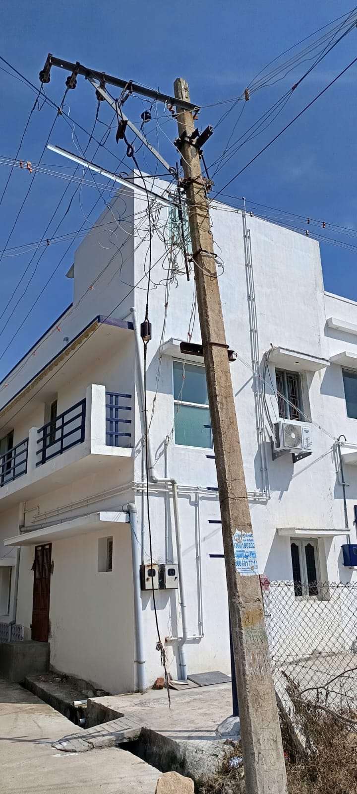 மின்கம்பியை சரிசெய்து பாதுகாப்பு நடவடிக்கை எடுக்க கோரிக்கை..,