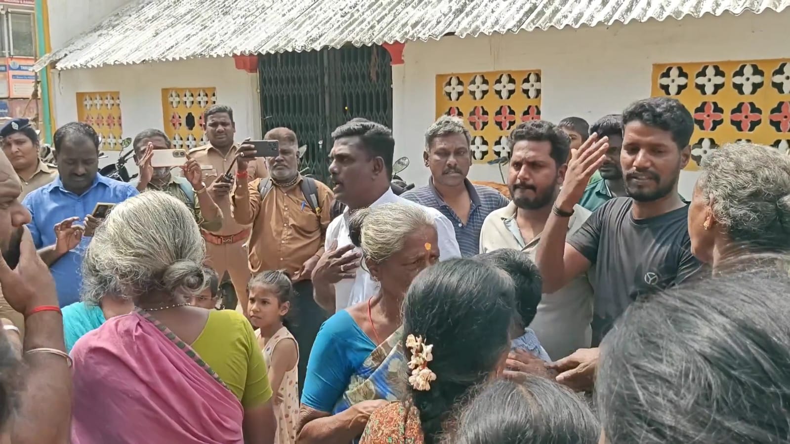 திருப்பரங்குன்றம் காவல் உதவி ஆணையர் சசி பிரியா பேச்சுவார்த்தை..,