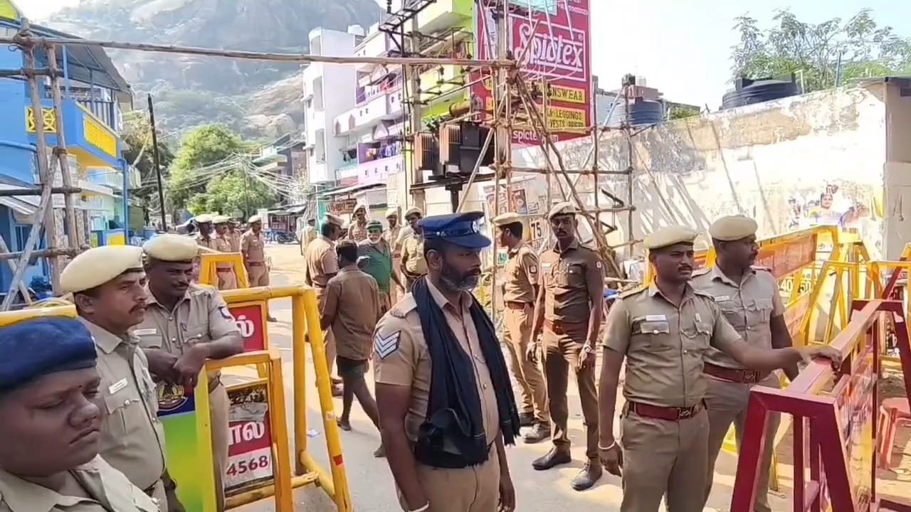 மலை உச்சியில் தர்கா சார்பில் சந்தனக்கூடு கொடியேற்றம்..,