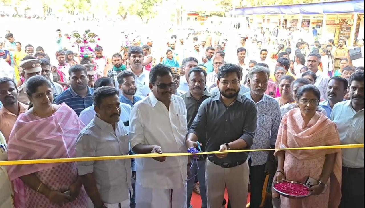 புத்தக கண்காட்சி திருவிழாவினை தொடங்கி வைத்த ஆட்சியர்..,