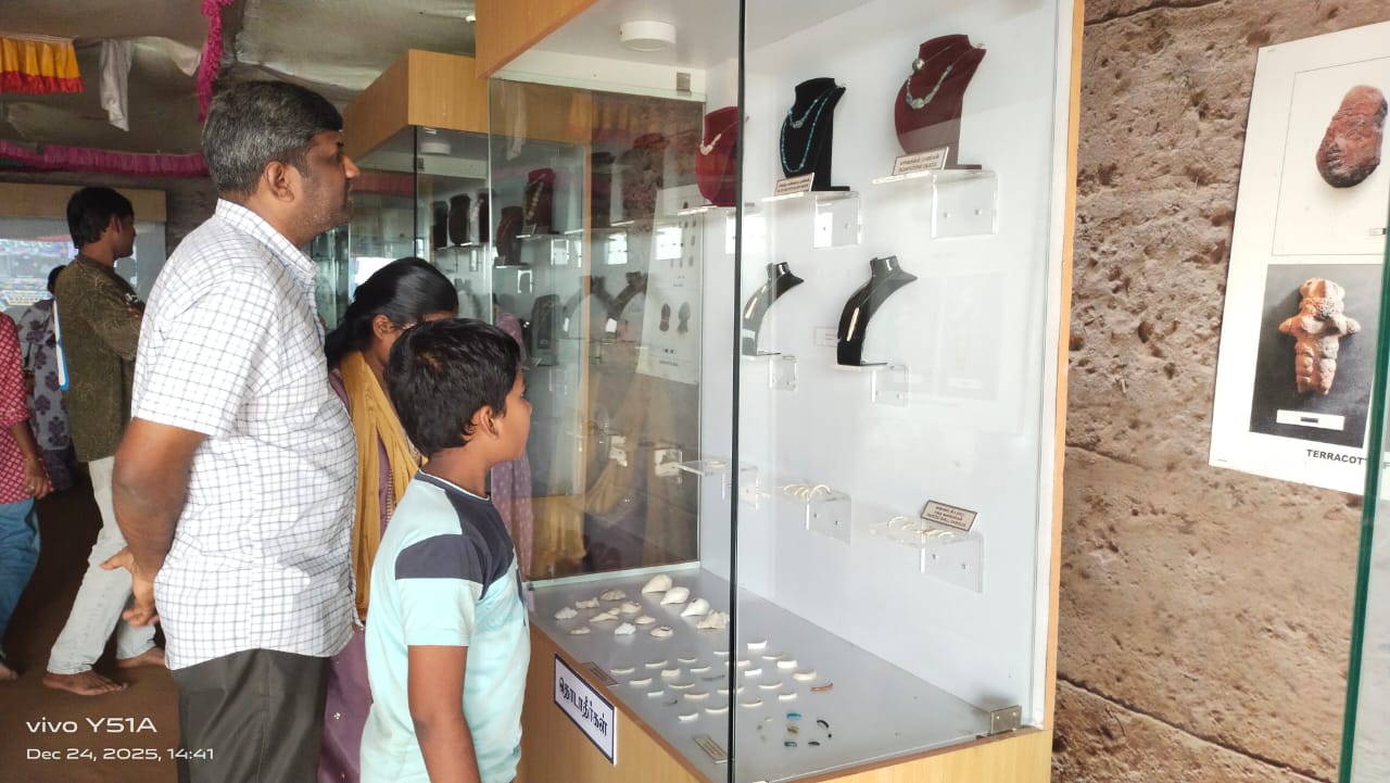 அகழாய்வு நடைபெற்ற இடத்தின் அருகில் கண்காட்சி..,