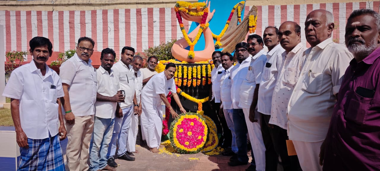 சுனாமி பூங்கா நினைவிடத்தில், அதிமுக சார்பில் மலர்தூவி மரியாதை..,