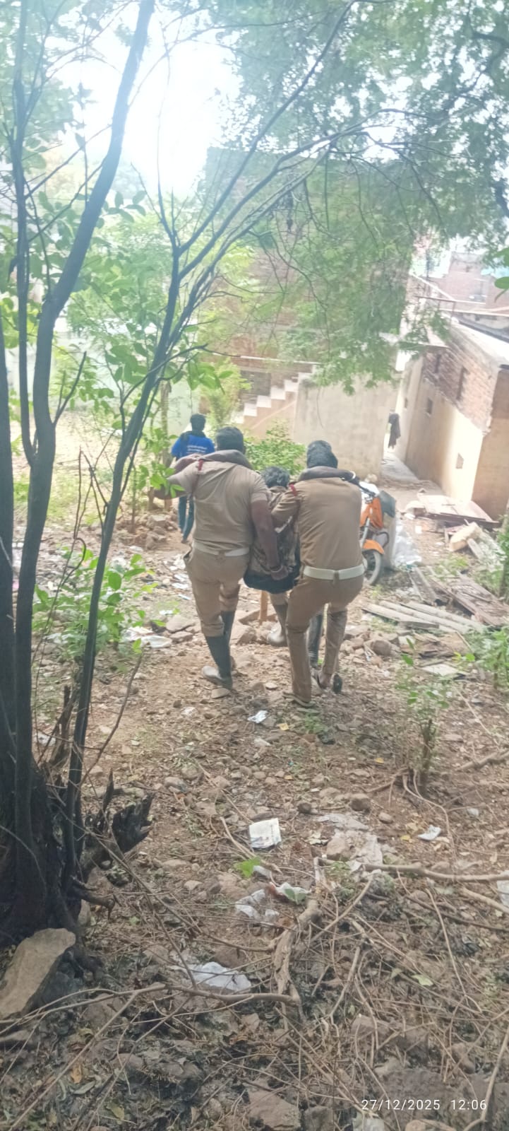 மலை மேல் ஏறி தற்கொலைக்கு முயன்ற வாலிபர்!!