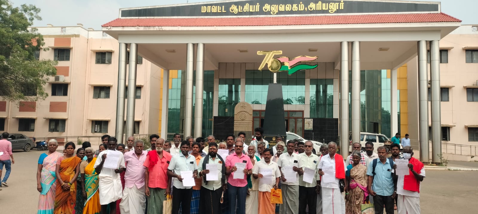 கோவில் மனையில் குடியிருப்போர் சங்கம் சார்பில் மனு ..,