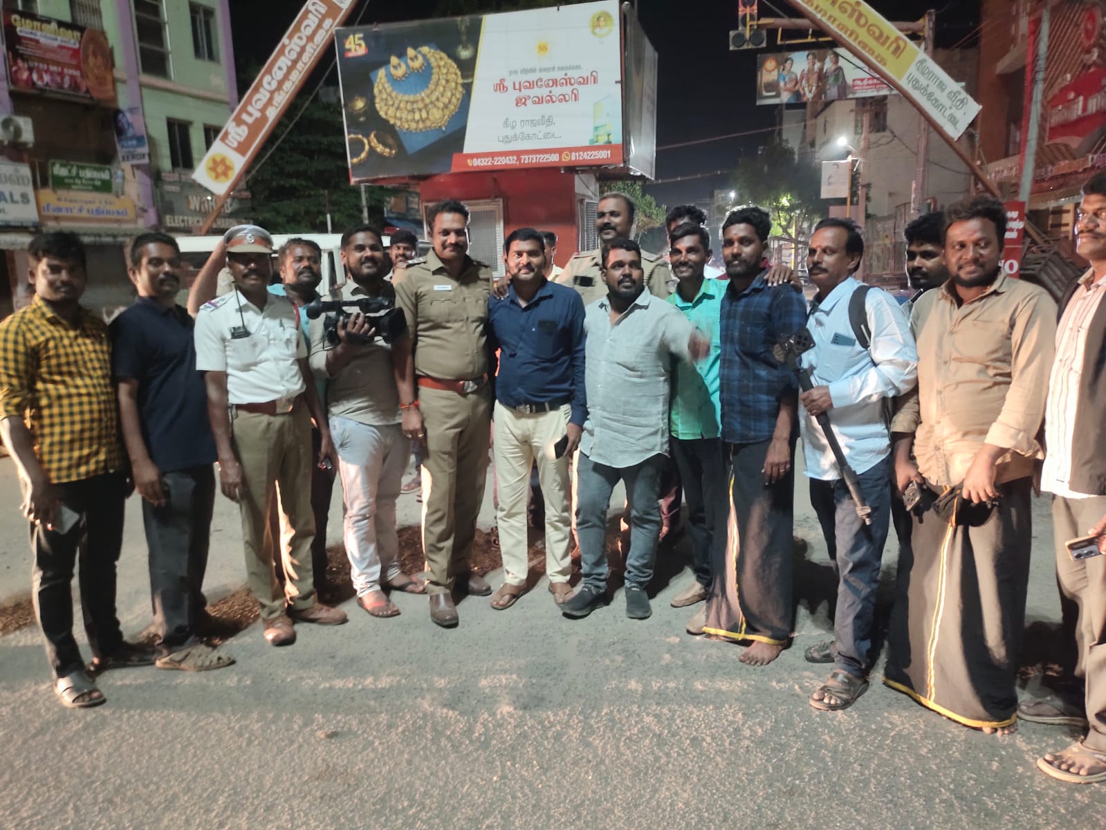 பொதுமக்கள் மற்றும் வாகன ஓட்டிகளுக்கு புத்தாண்டுவாழ்த்து..,