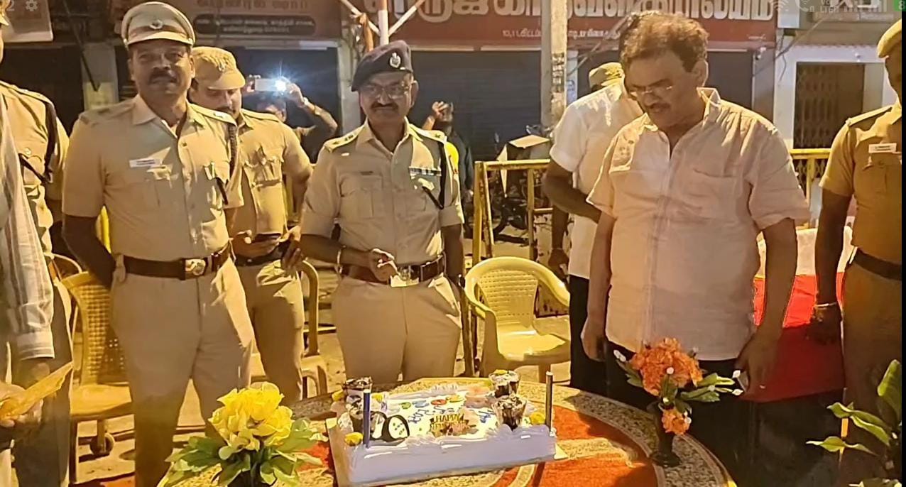 மக்கள் காவலர்களுடன் புத்தாண்டு கேக் வெட்டி கொண்டாட்டம்..,