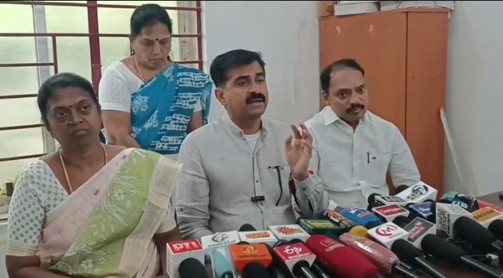 ஸ்கூட்டரும் 4 பேருக்கு சக்கர நாற்காலியும் வழங்கும் நிகழ்ச்சி..,