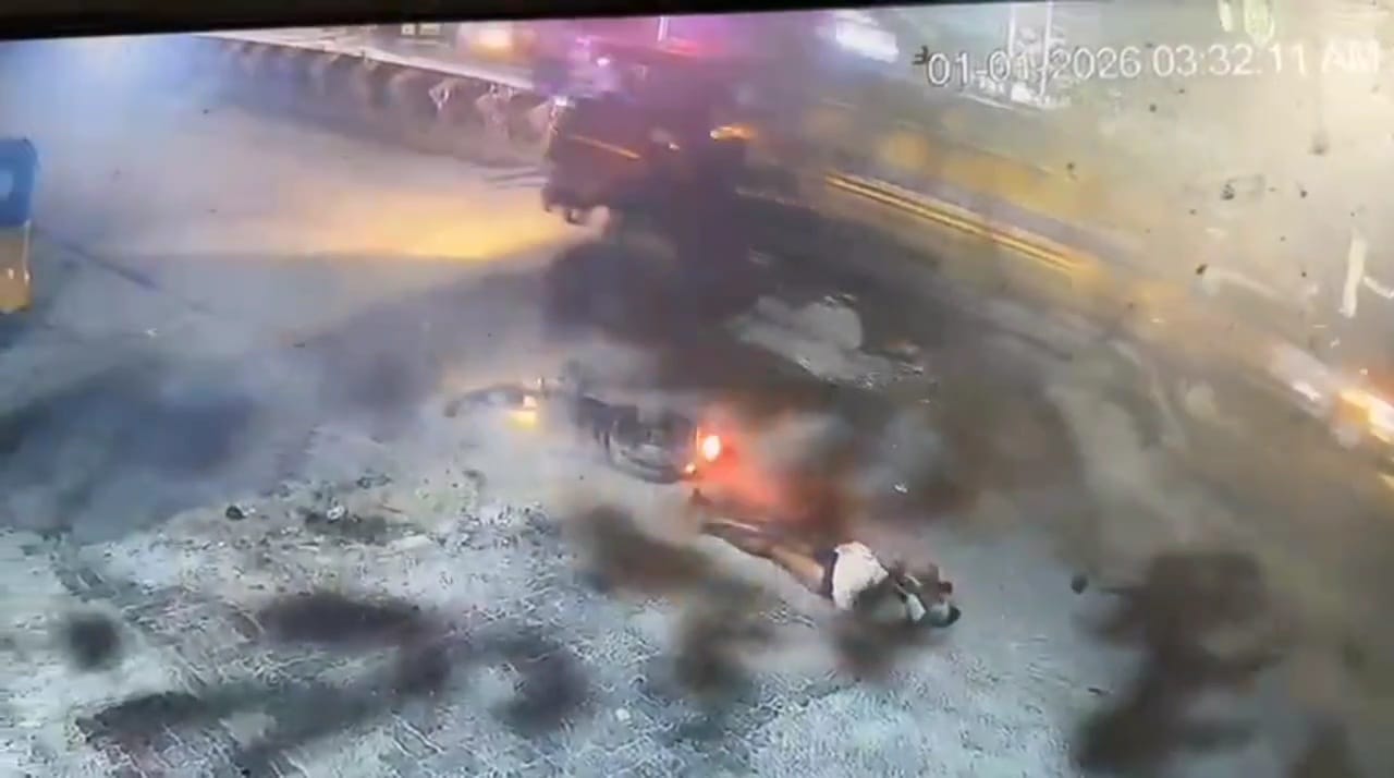 பறந்து சென்ற டயர் பைக் மீது மோதி விபத்து!!