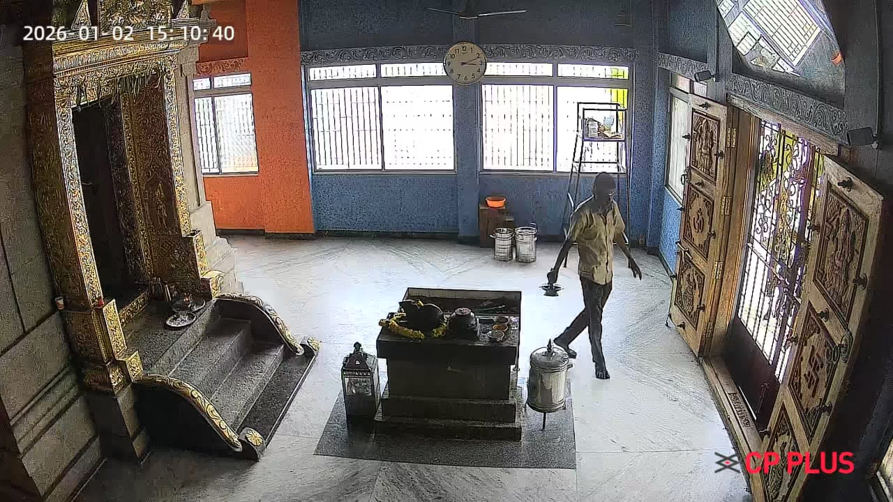 பக்தர்கள் போல் வந்த திருடன்..,