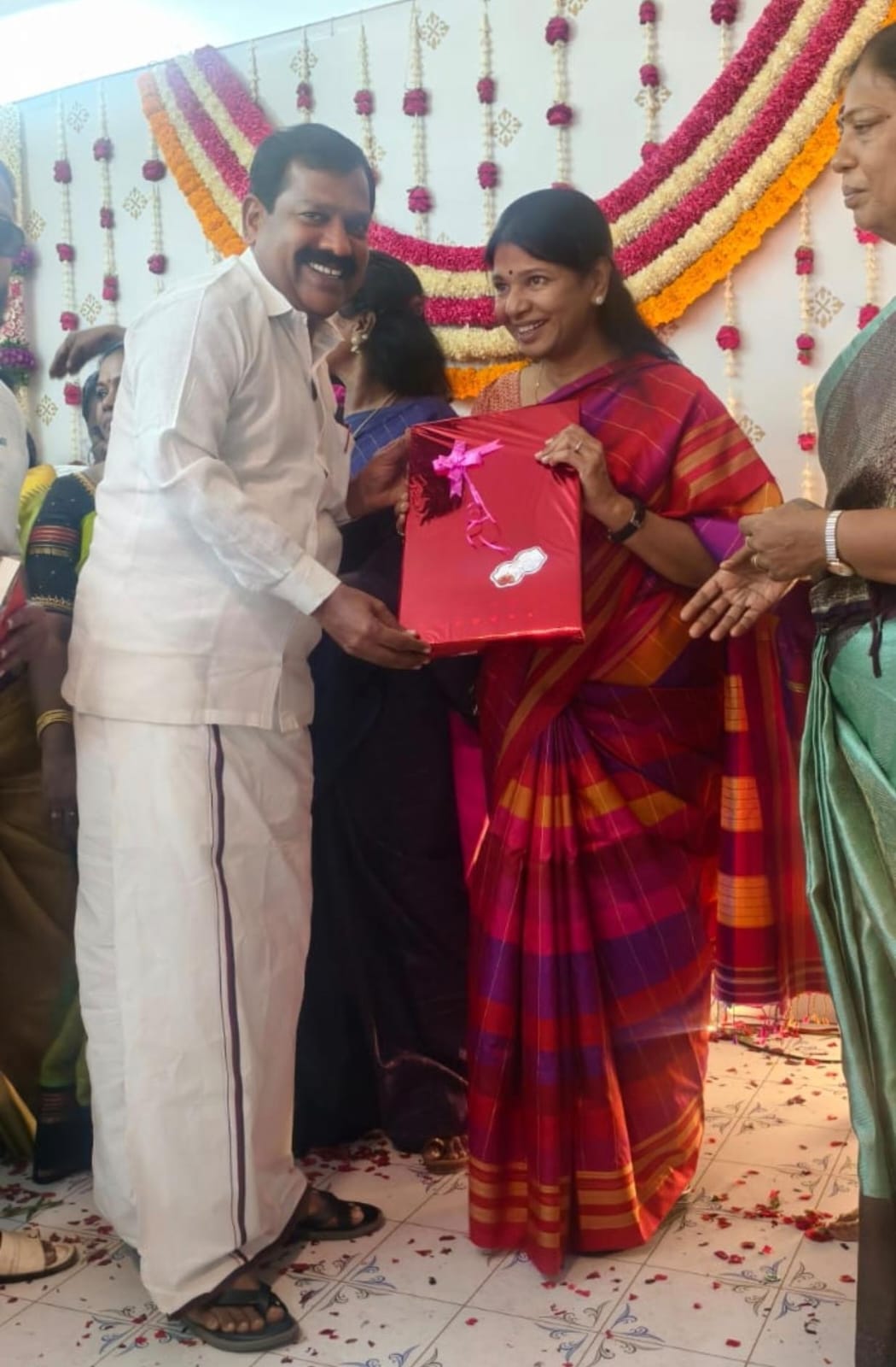 கனிமொழி பிறந்த நாளை முன்னிட்டு வாழ்த்து தெரிவித்த பா.பாபு..,