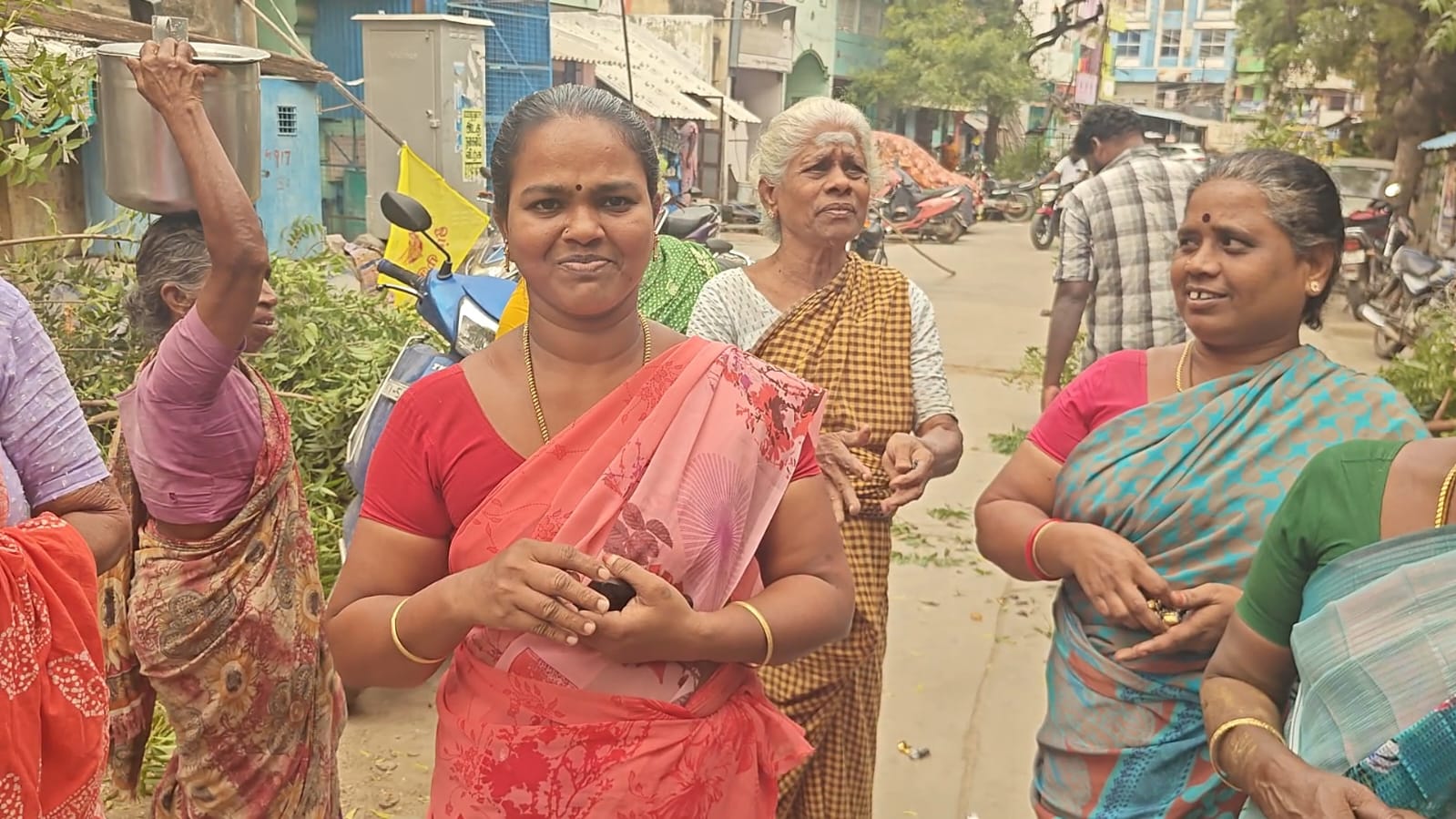 பெண்கள் இனிப்பு வழங்கி மற்றும் பட்டாசு வெடித்து கொண்டாட்டம்..,