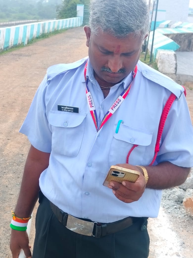 பொதுமக்களை மிரட்டும் காவலாளியால் பரபரப்பு..,