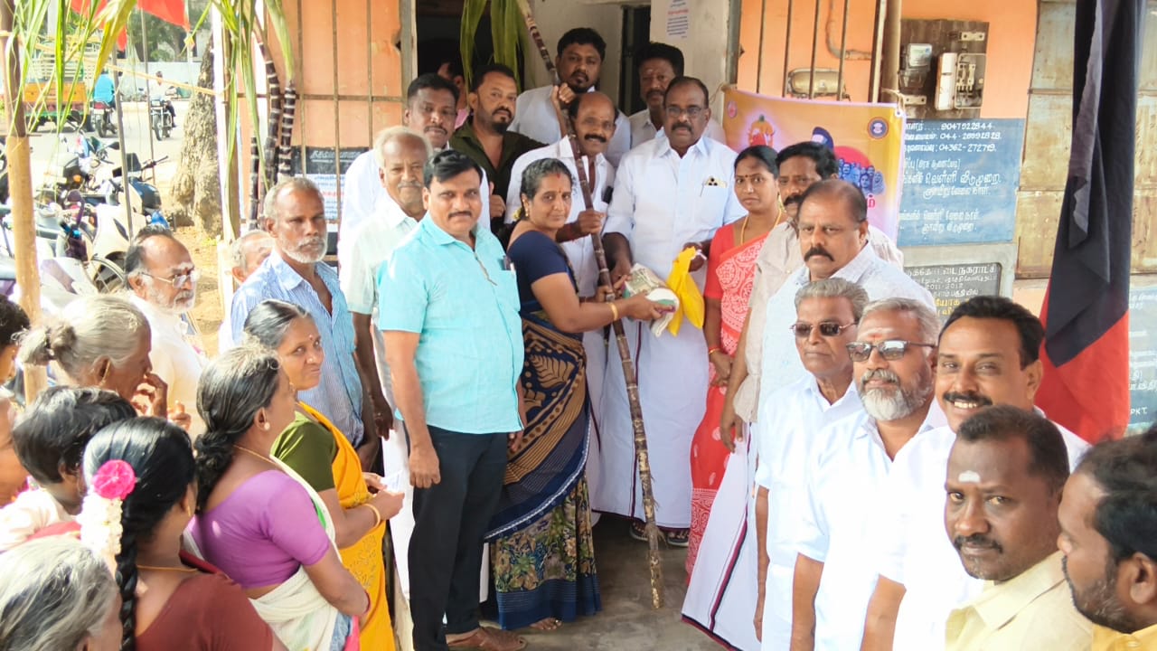 பொங்கல் பரிசுத் தொகுப்பு தொடங்கி வைத்த எம்.எல்.ஏ, சேர்மன்..,