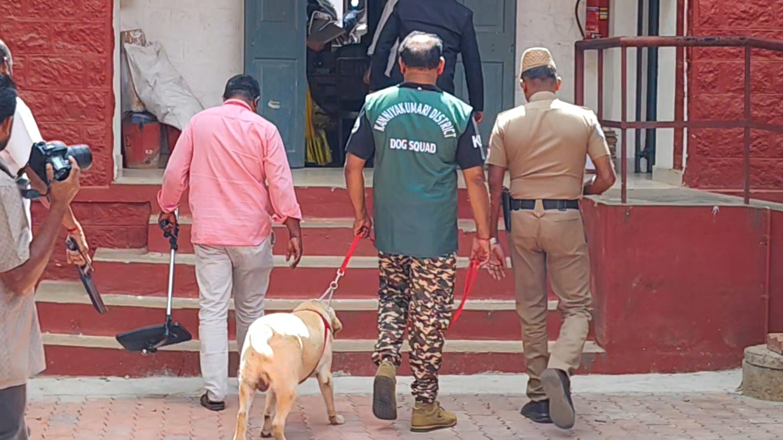 நீதிமன்ற வளாகத்தில் வெடிகுண்டு மிரட்டல்..,