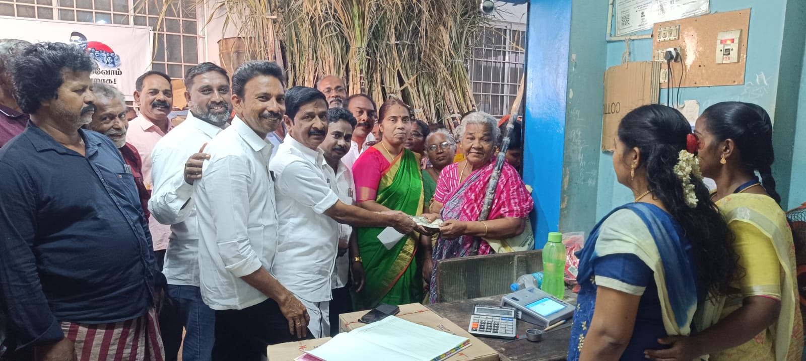 பயனாளிகளுக்கு ரூ.3000.00 மற்றும் செங்கரும்பு கொடுத்து தொடங்கி வைத்த குமரி ஸ்டீபன்..,