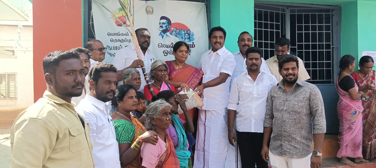 பொங்கல் தொகுப்புடன் 3 ஆயிரம் ரொக்க தொகை வழங்கும் பணி..,