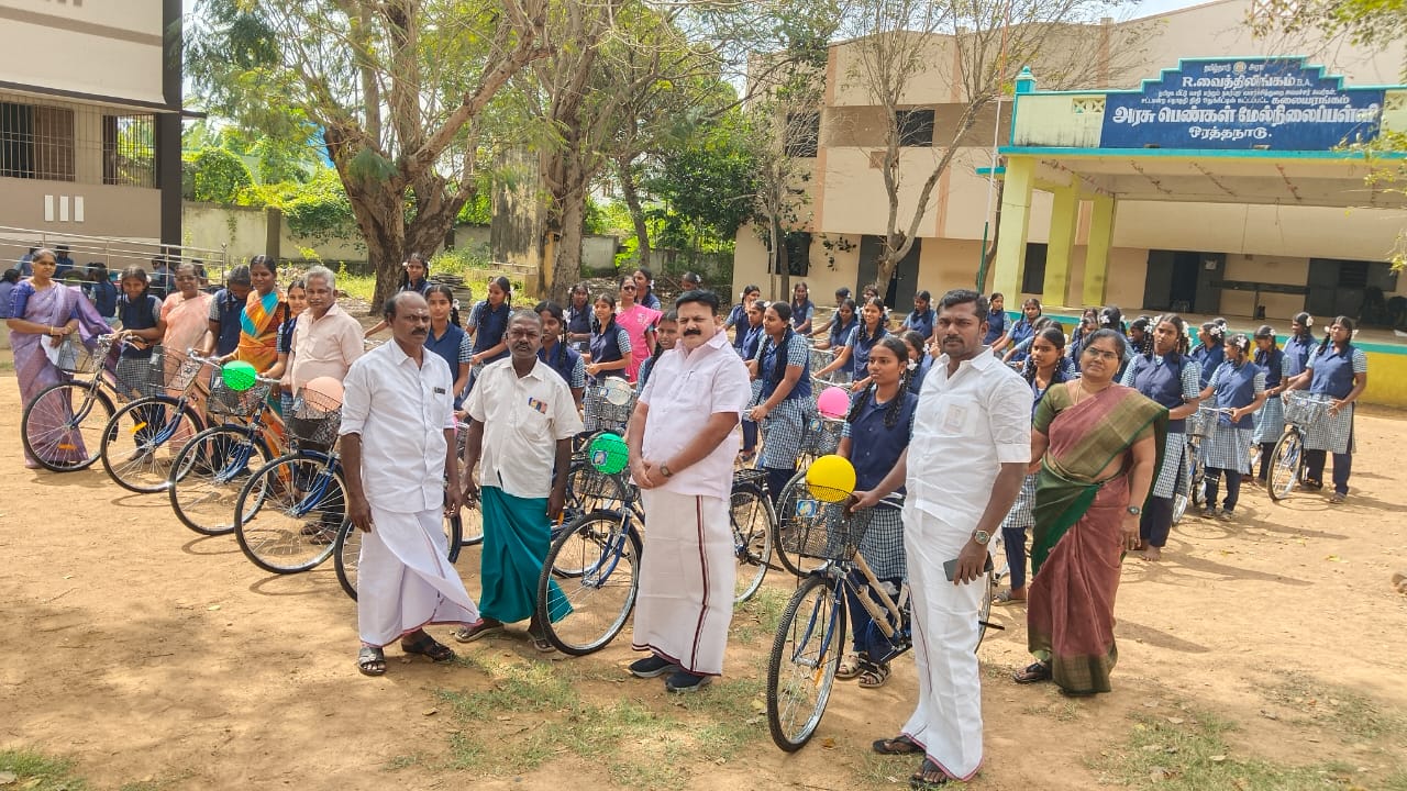 மேல்நிலைப்பள்ளியில் அரசு விலை இல்லா மிதிவண்டி..,